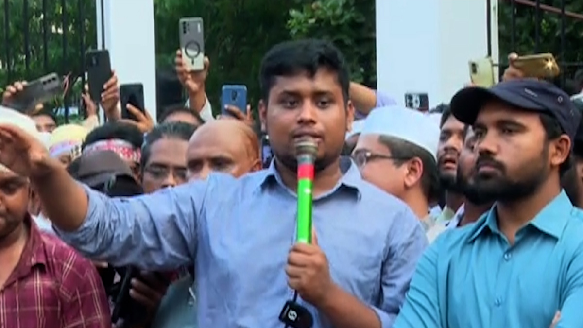 রাস্তায় শিক্ষকদের পেটানো সভ্য রাষ্ট্রীয় চরিত্র হতে পারে না: হাসনাত